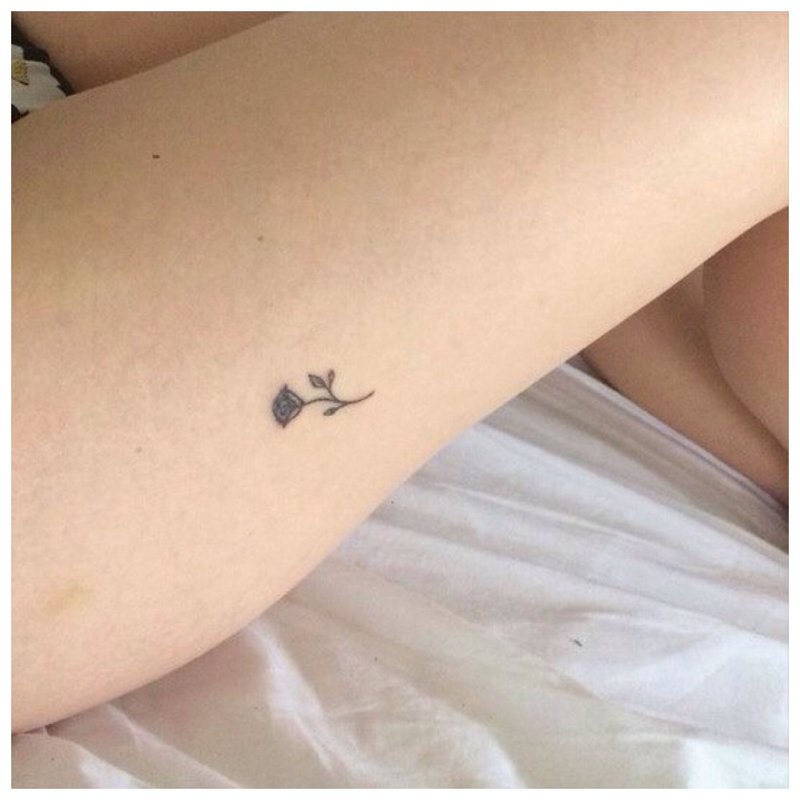 Graži gėlė ant kojos - tatuiruotė