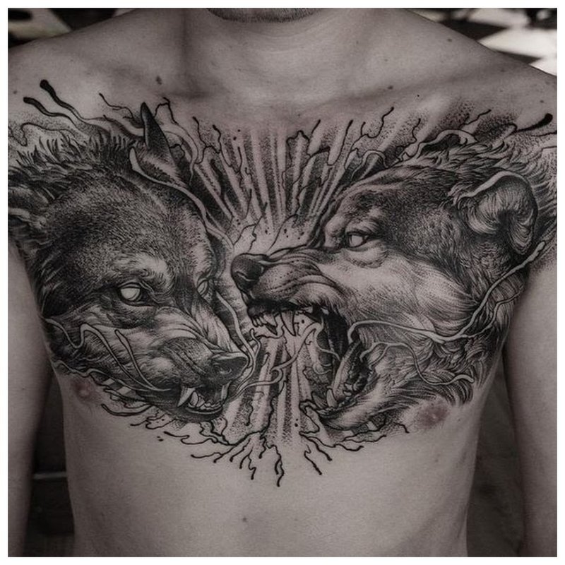 2 lupi - tatuaj pe piept