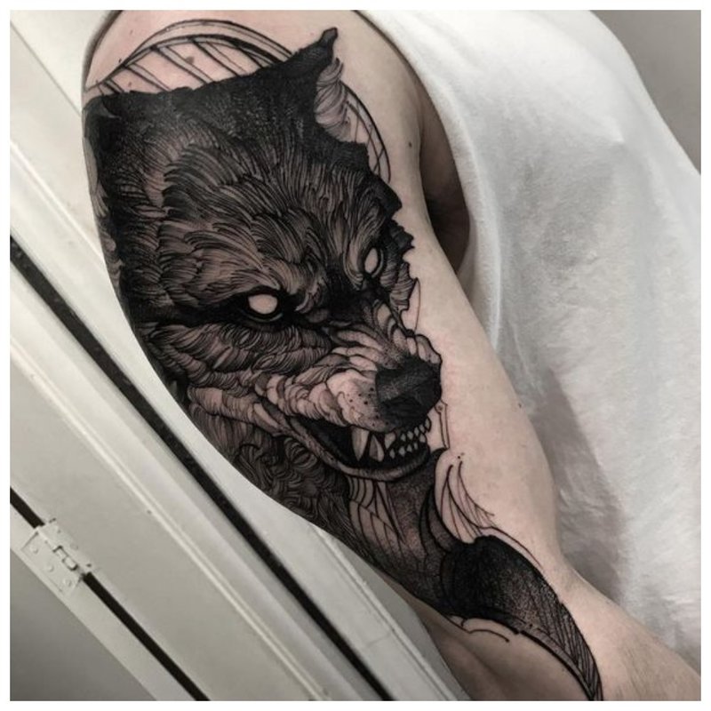Tatuaj de lup pe mâna unui bărbat