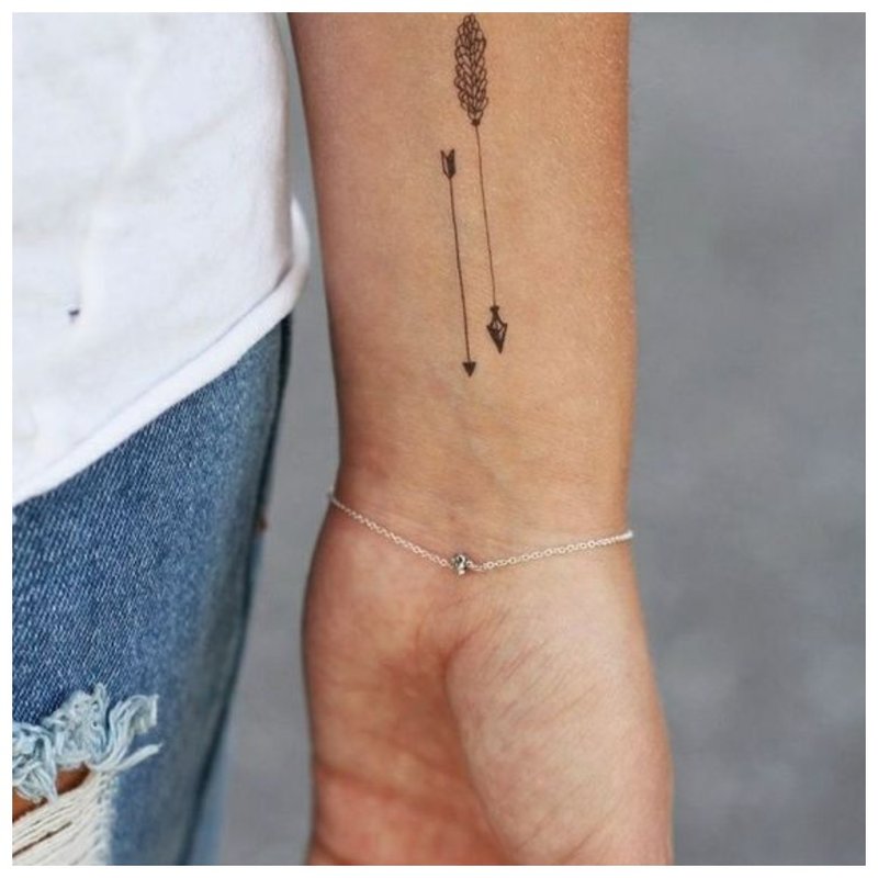 Delicat tatuaj săgeată neobișnuit