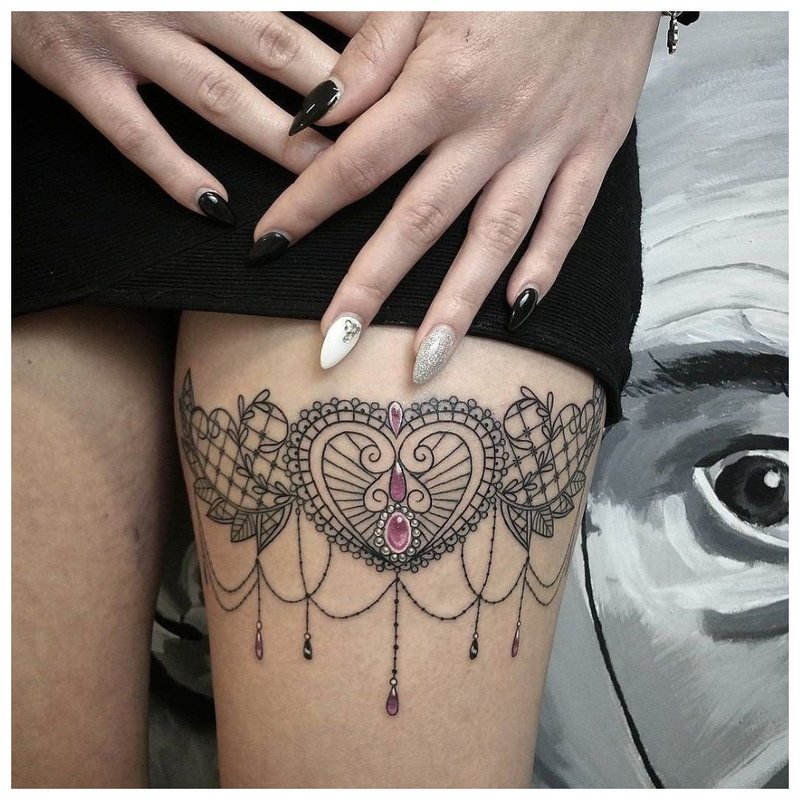 Orientalny tatuaż z motywem na nodze dziewczyny