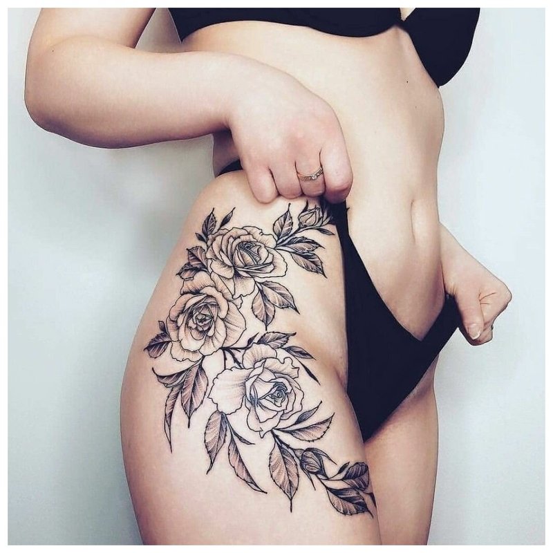 Piękny kwiatowy tatuaż na biodrze