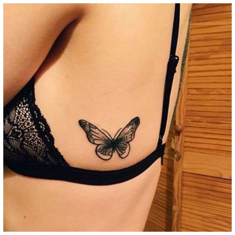 Tatouage papillon sur le corps d'une fille