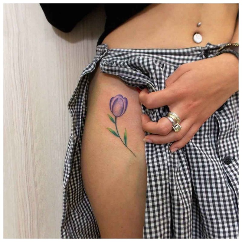 Delikatny kwiat - tatuaż biodra