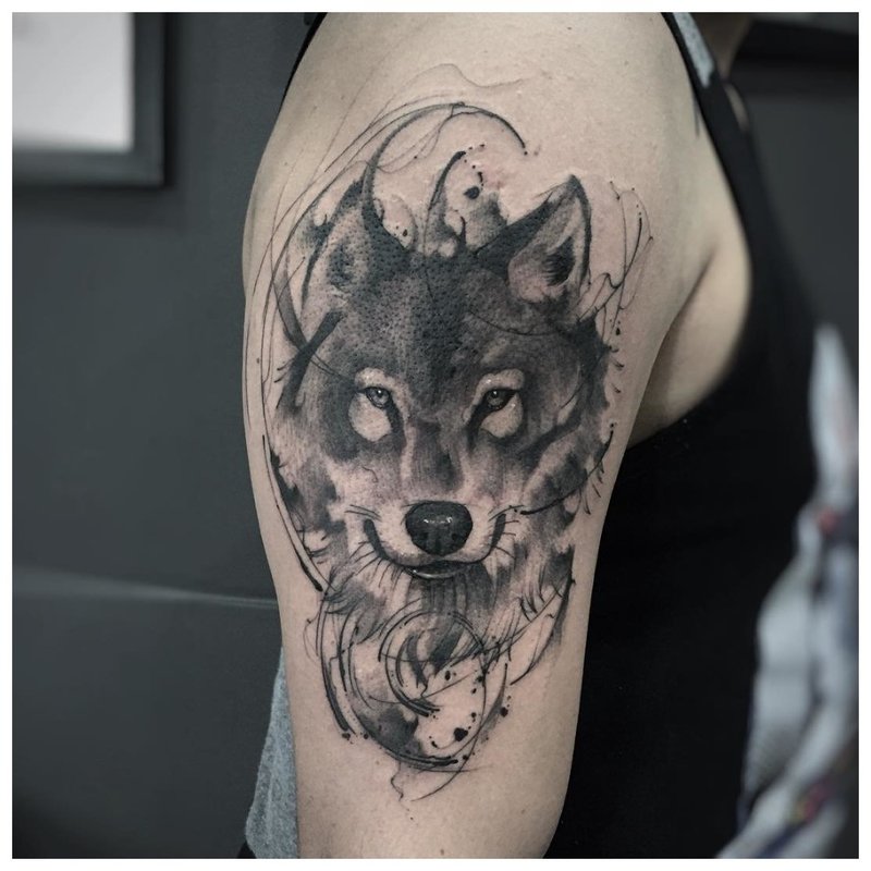 Fața de lup - tatuaj pe umărul unui bărbat