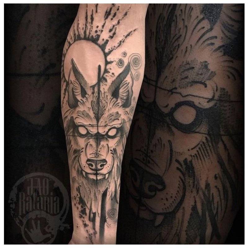 Tatuaj neobișnuit de lup pe brațul unui bărbat