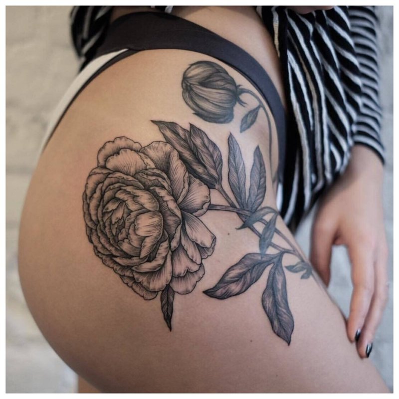 Stor rose - tatovering på hofta