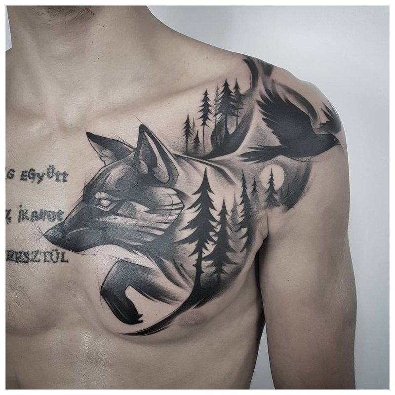 Lupul în pădure - tatuaj pe pieptul unui bărbat