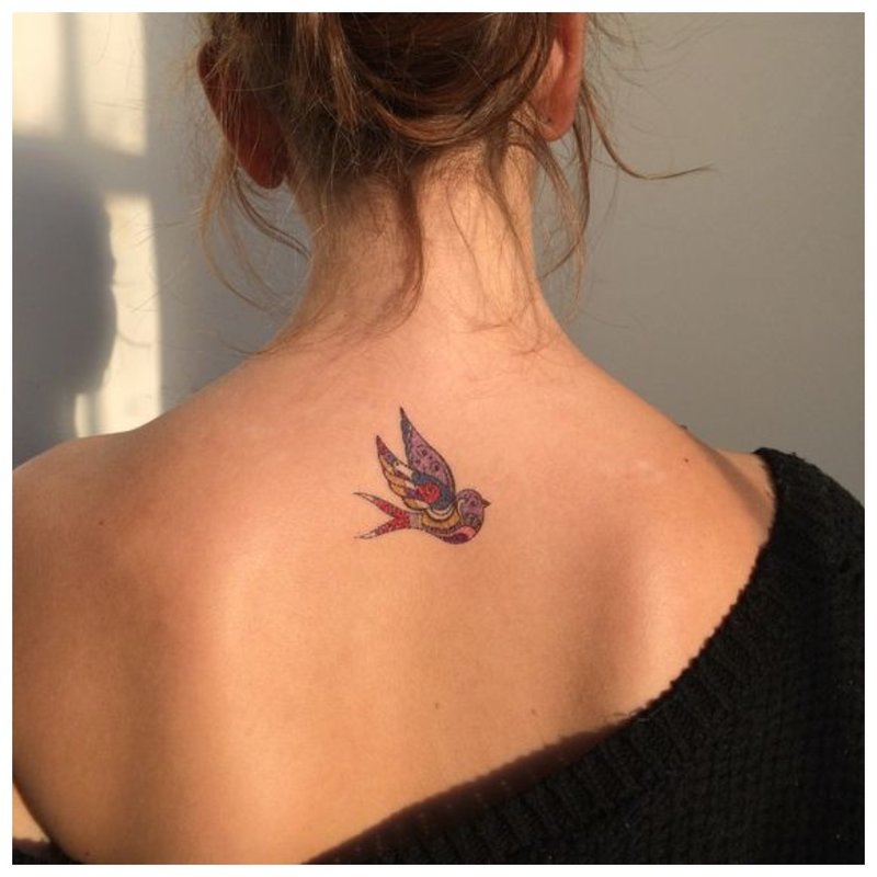 Bird - tatouage sur le dos d'une fille