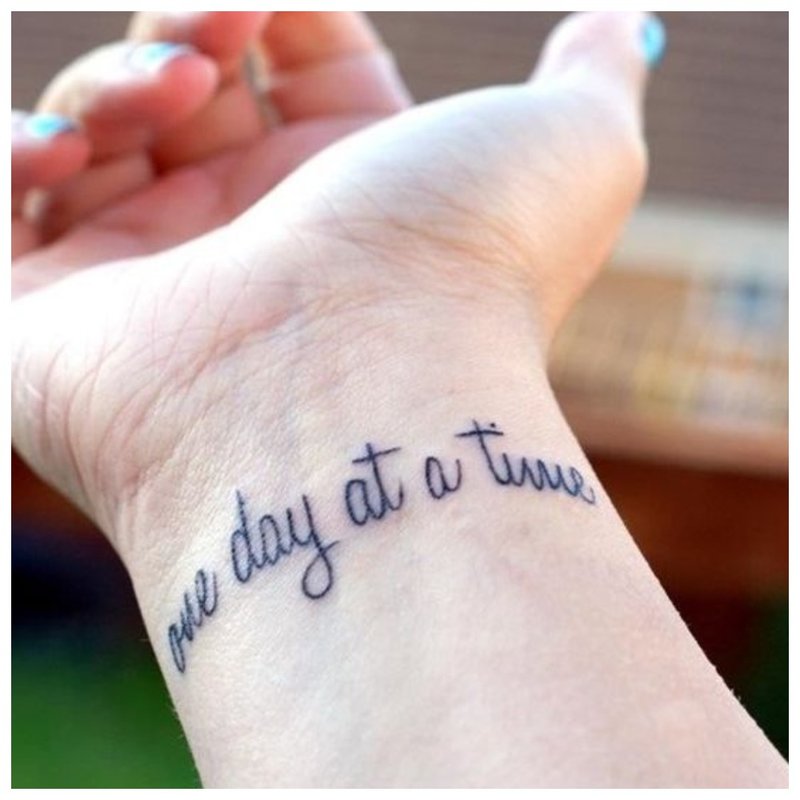Skilt med mening - tatovering på håndleddet