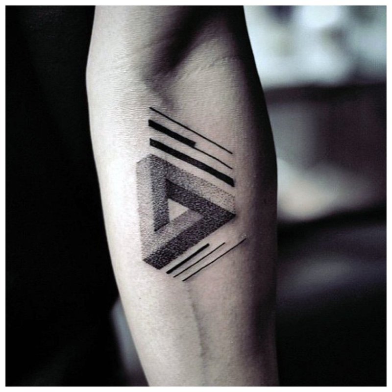 Triangle - tatouage pour les hommes sur l'avant-bras