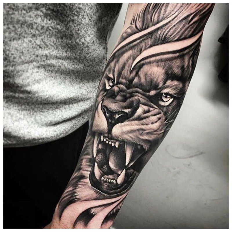 Cheeky man tatouage sur le bras