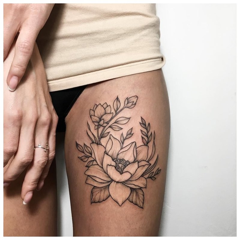 Gėlių tema tatuiruotėms su šlaunimis