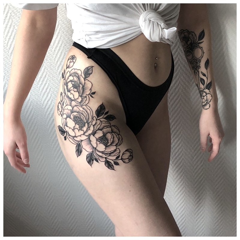 Stor tatovering på siden av hofta