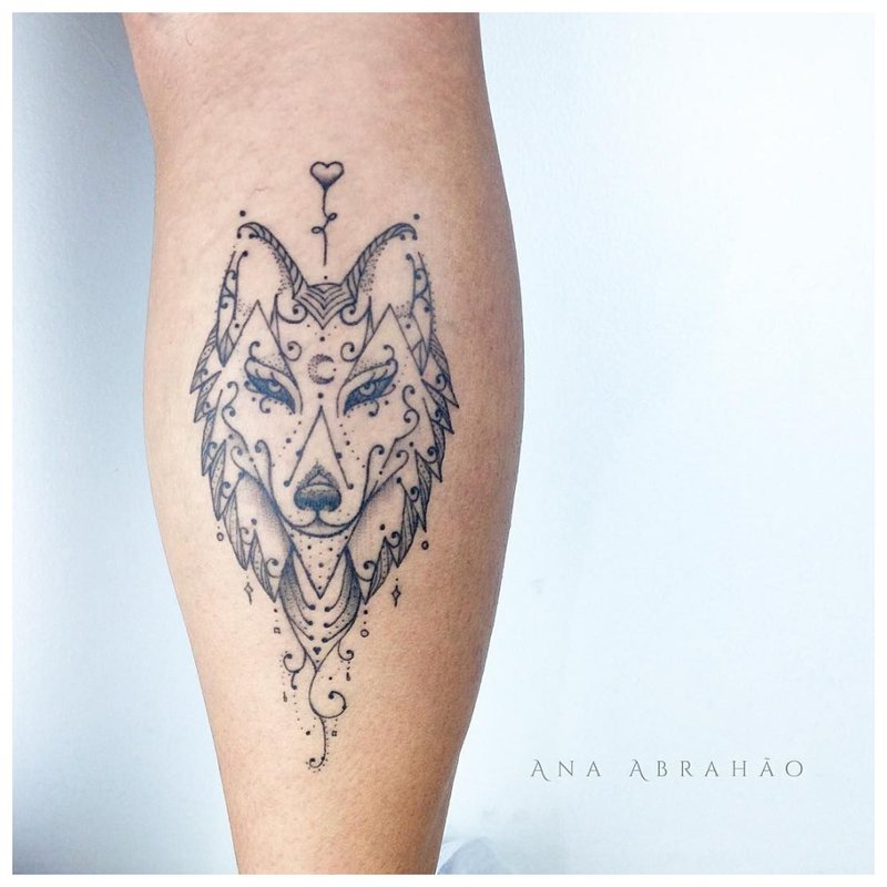 Tatuaj original al unui lup pe vițelul unui bărbat