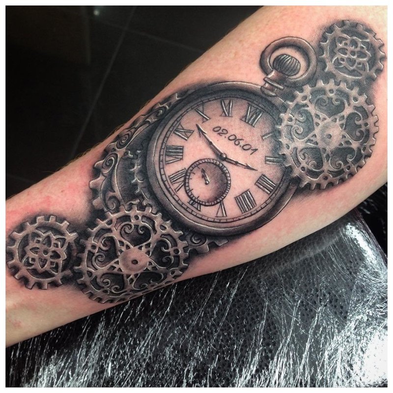„Steampunk“ tatuiruotė ant rankos