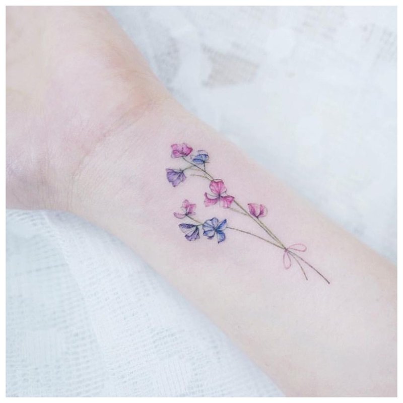 Petite fleur sur la main - tatouage
