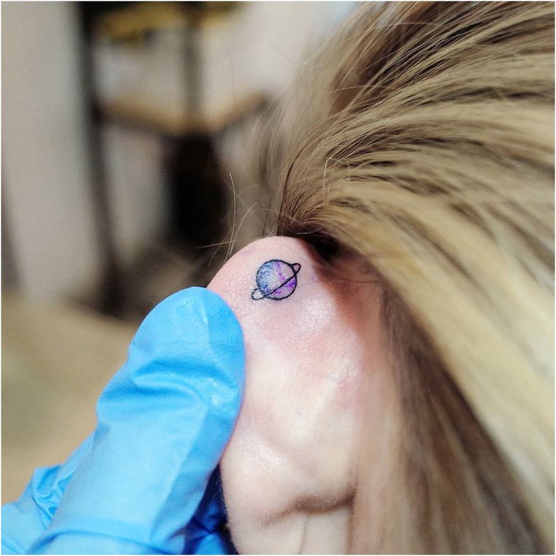 Mini tatouage d'oreille