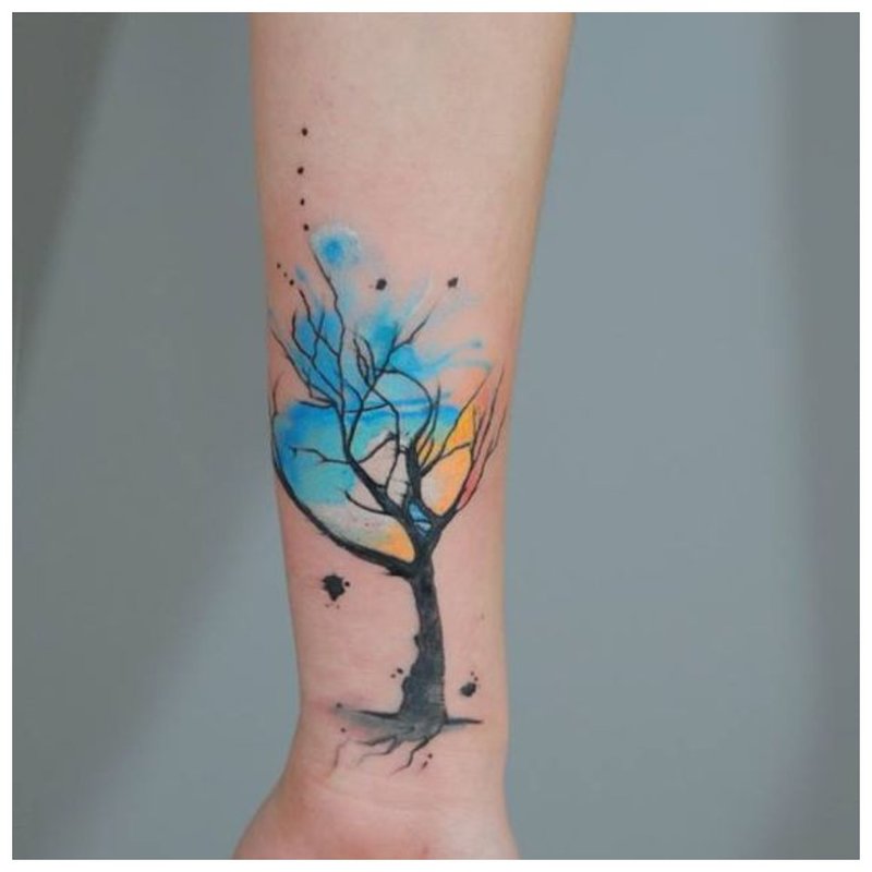 Arbore luminos - tatuaj la încheietura mâinii