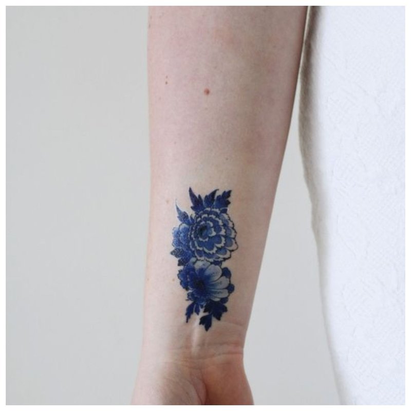 Tatuaj cu flori la încheietura mâinii
