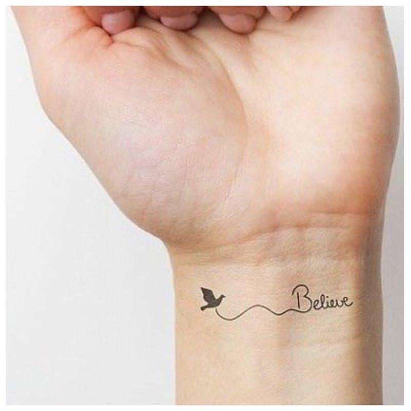 Bokstaver - tatovering på armen