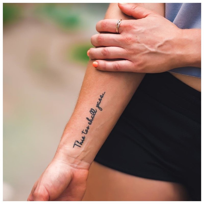 Tatuaj îndrăzneț de mână sub formă de inscripție