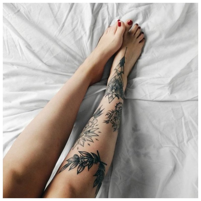 Différents tatouages ​​tout au long de la jambe