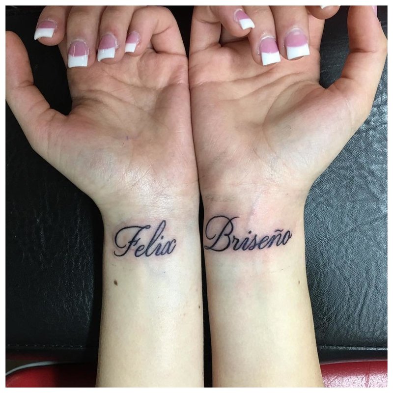 Inscripția tatuajului la încheietura mâinii pe ambele mâini