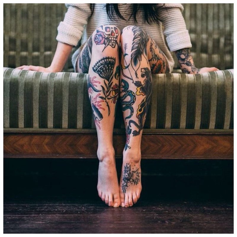 De nombreux tatouages ​​sur toute la jambe