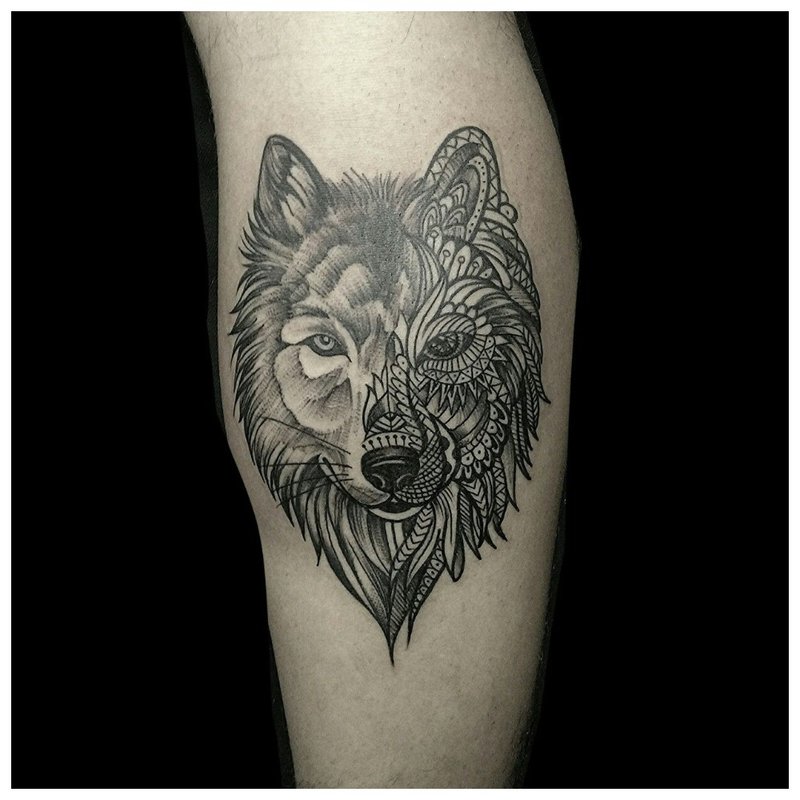 Tatuaj de lup într-un stil combinat