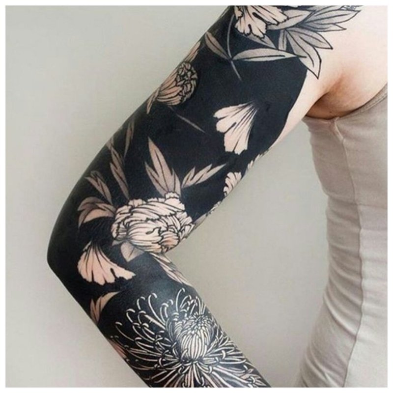 „Blackwork“ gėlių tatuiruotės