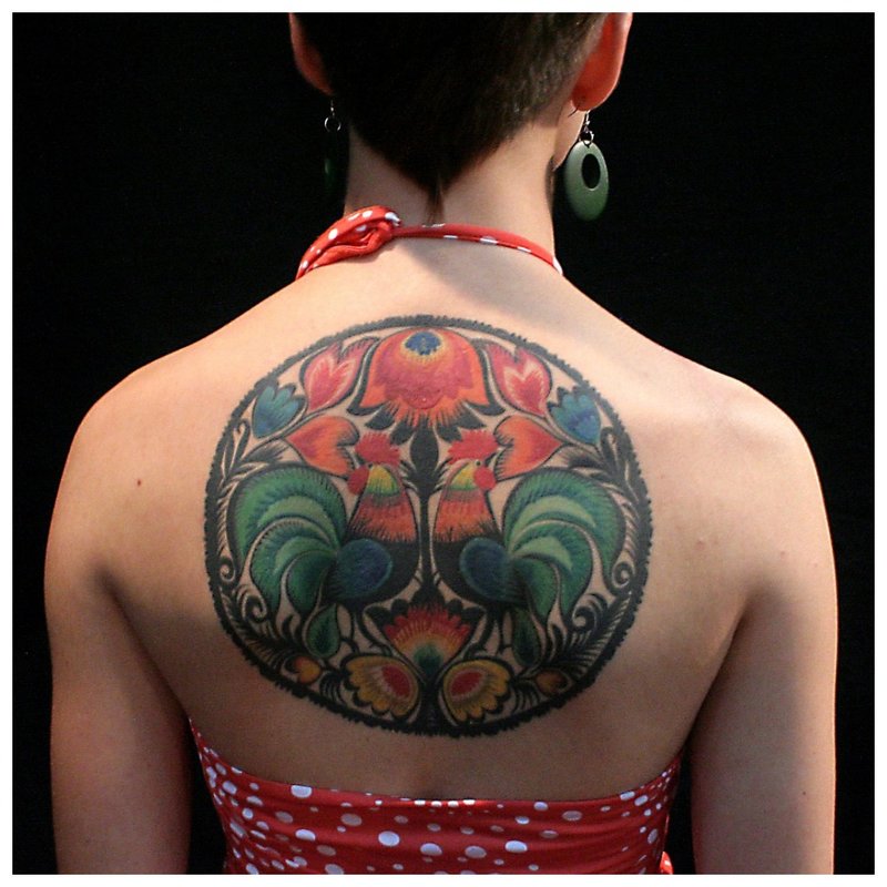 Etninė tatuiruotė ant nugaros