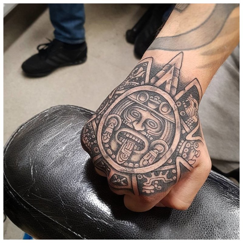 Majų tatuiruotė ant delno
