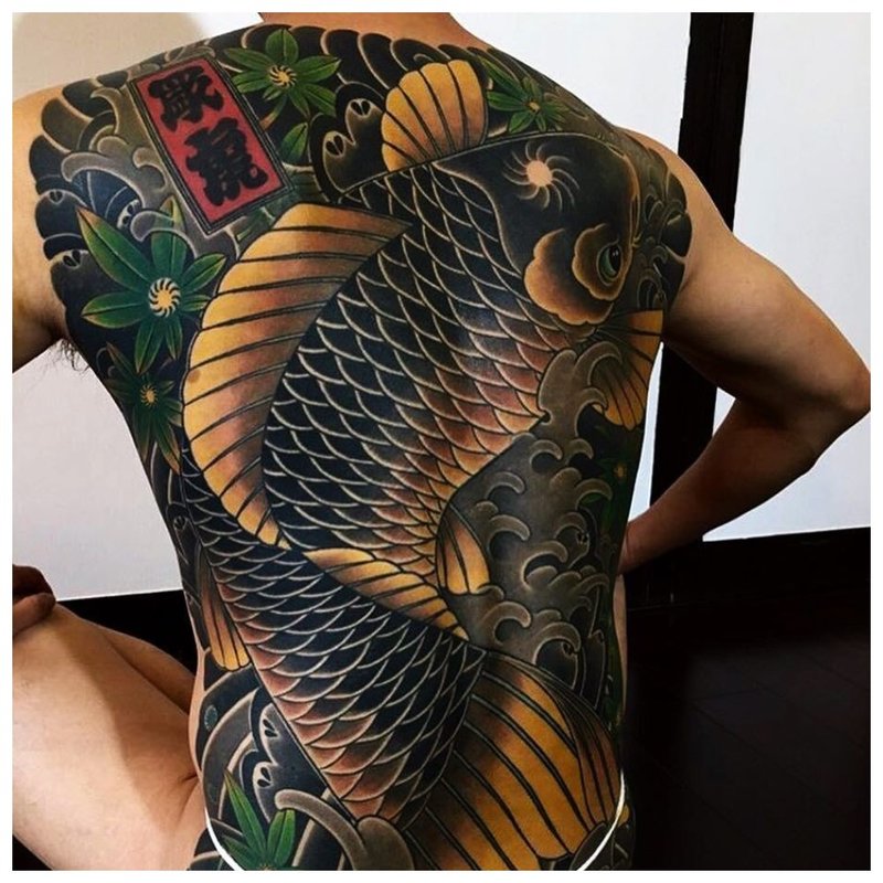 Rytų tatuiruotė ant nugaros