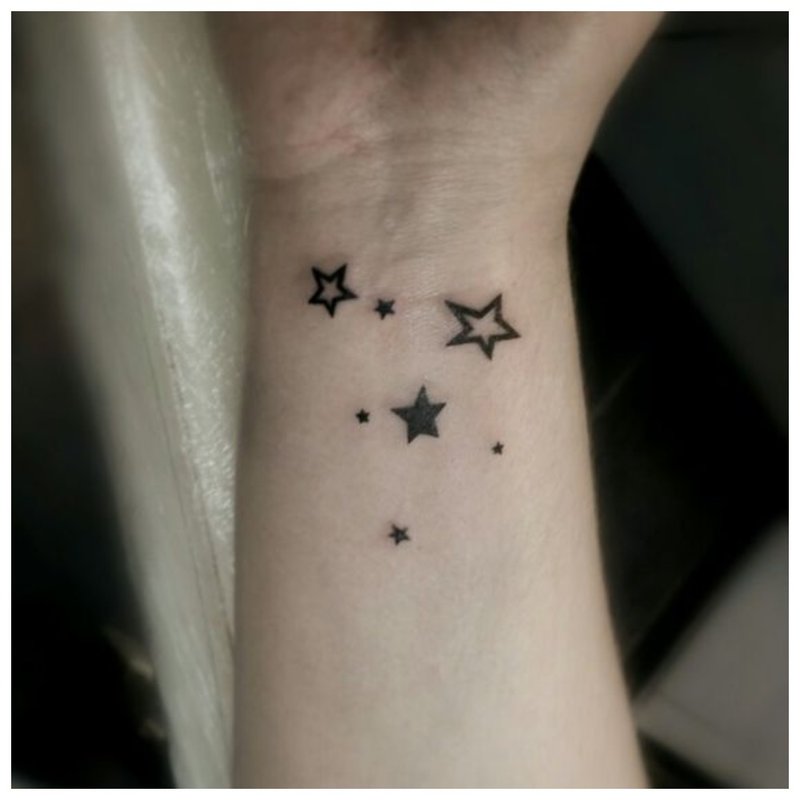 Stjerner - symbolsk håndleddetatovering