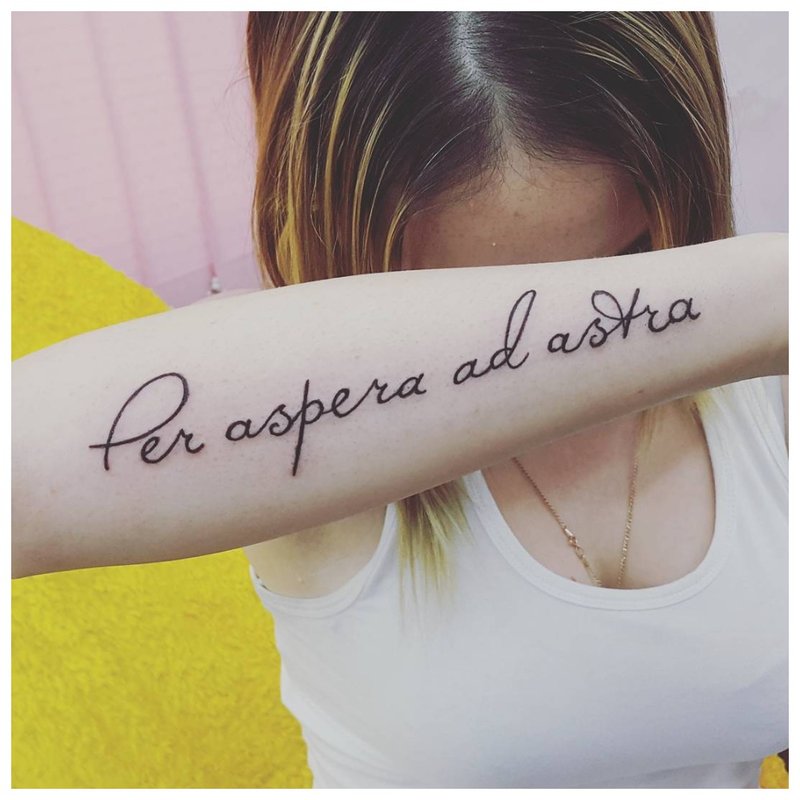 Font italic pentru tatuaj.