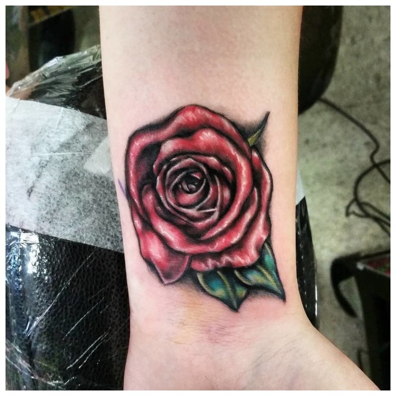 Trandafir - tatuaj la încheietura mâinii