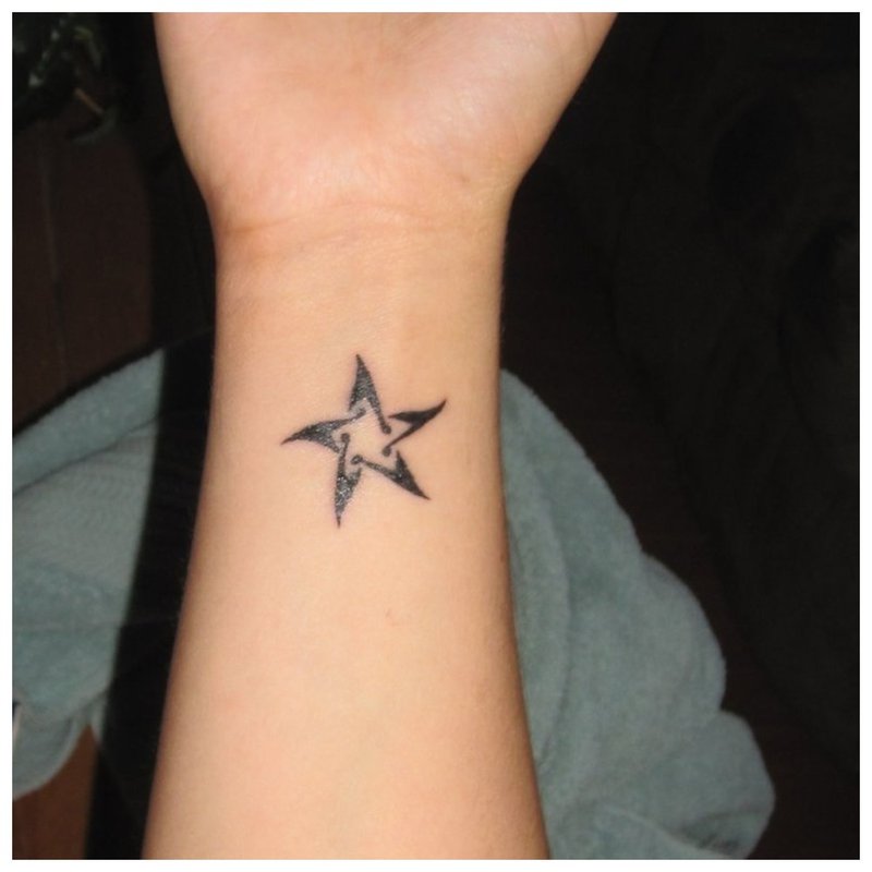 Star - tatuaj la încheietură
