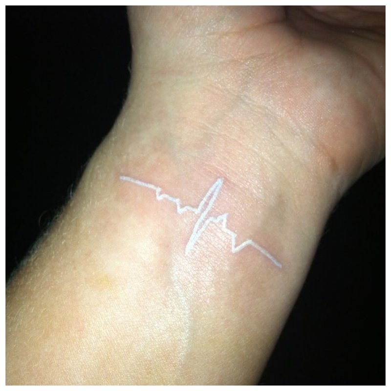 Tatuaj alb sub forma unui semn de puls