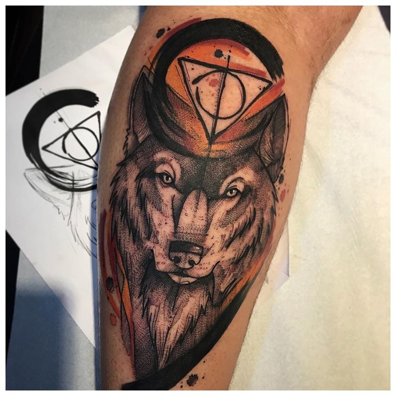 Tatuajul original al unui lup pe piciorul unui bărbat
