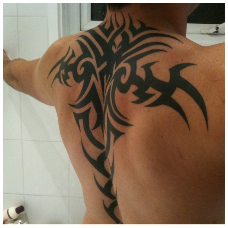 Genčių tatuiruotė ant nugaros