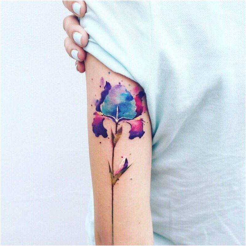 Tatouage aquarelle avec fleur