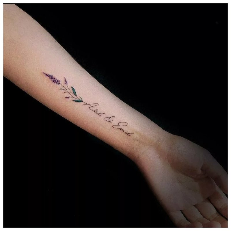 Inscripția tatuajului la încheietura mâinii