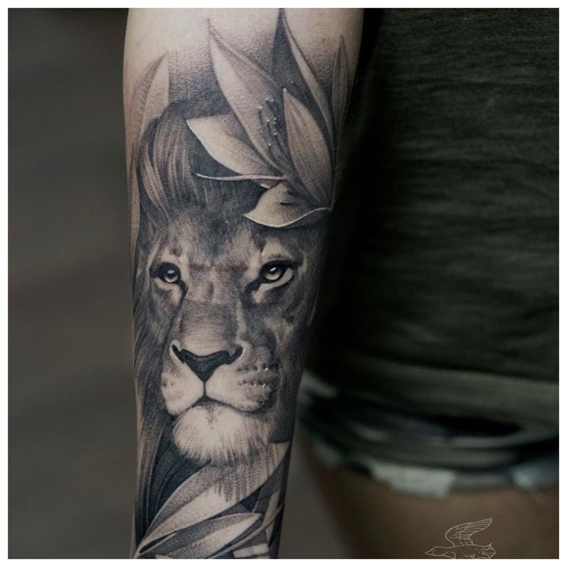 Tatouage animal sur l'avant-bras d'un homme