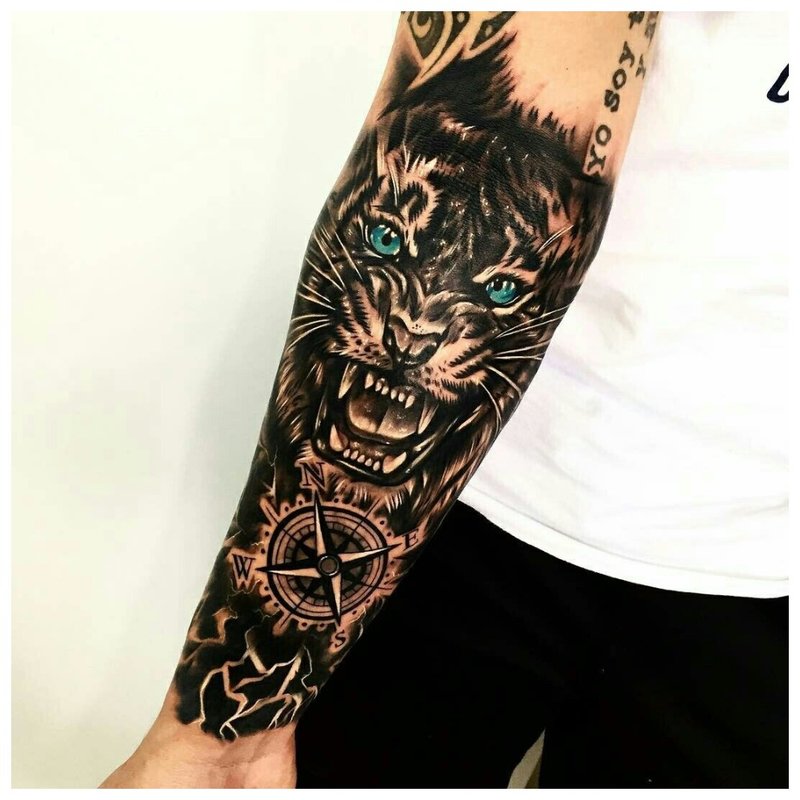 Lion en colère - tatouage sur l'avant-bras d'un homme