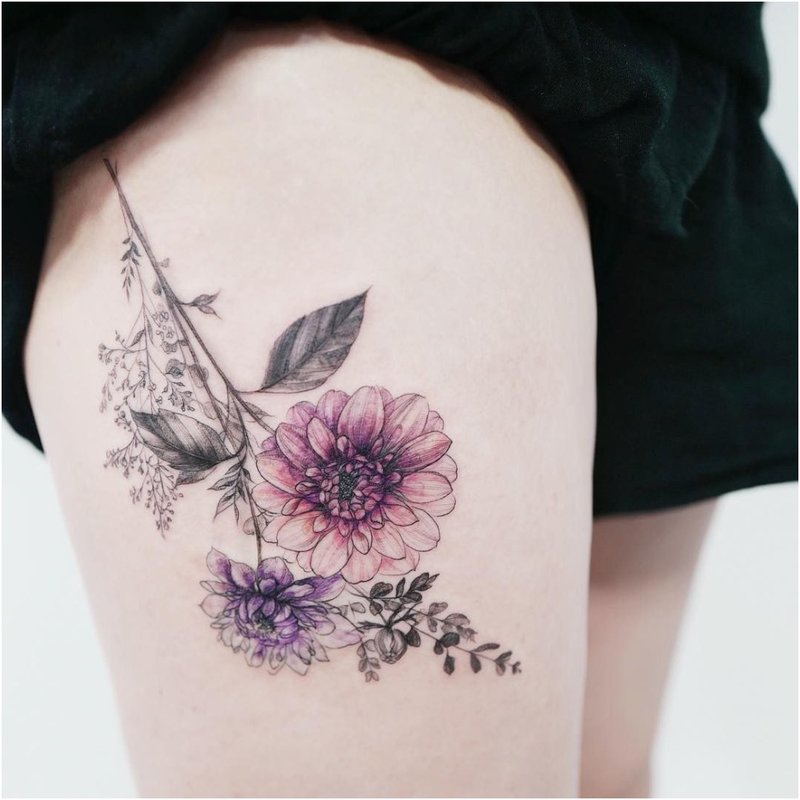 Tatouage original avec des fleurs