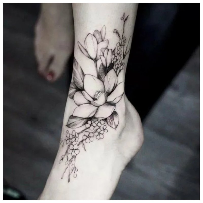 Tatouage de contour avec des fleurs.