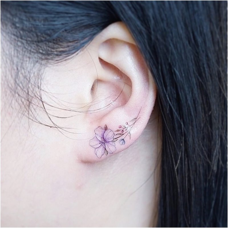 Fleur minimaliste sur le lobe d'oreille