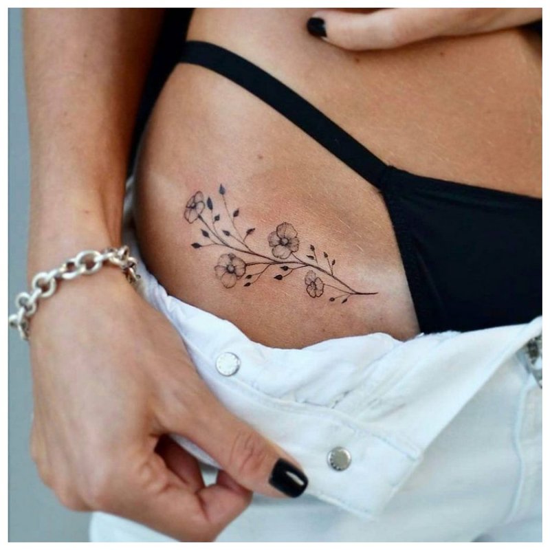 Tatuaż kwiat biodra
