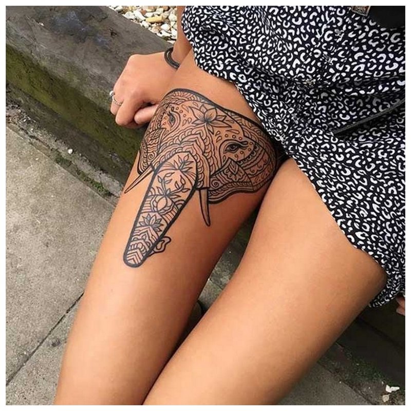 Mergaitės dramblio tatuiruotė